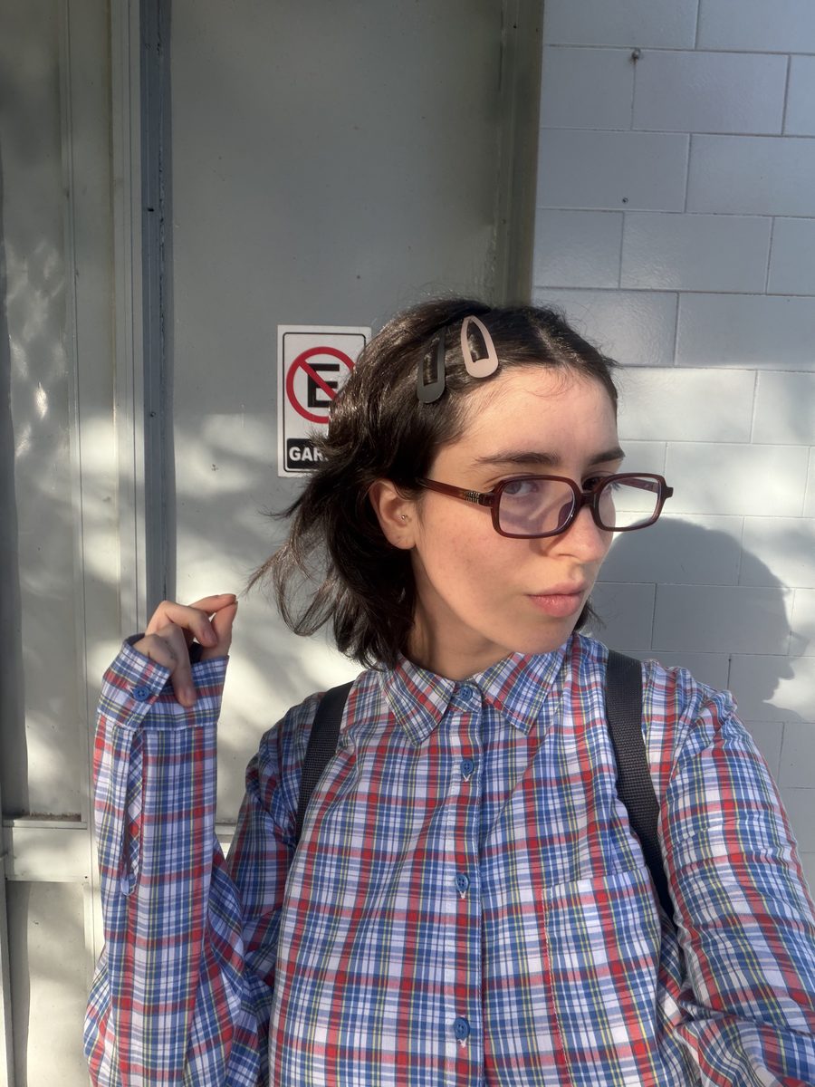 Retrato de Rocío (Roku) con anteojos bordó y camisa escocesa